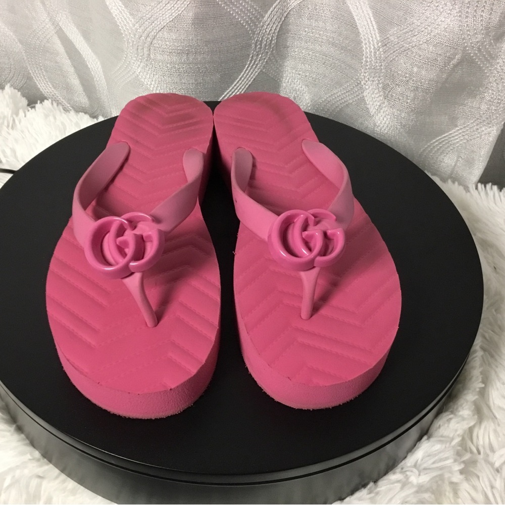 Gucci Hot Pink GG Logo Rubber Flip Flops - Picture 4 of 9